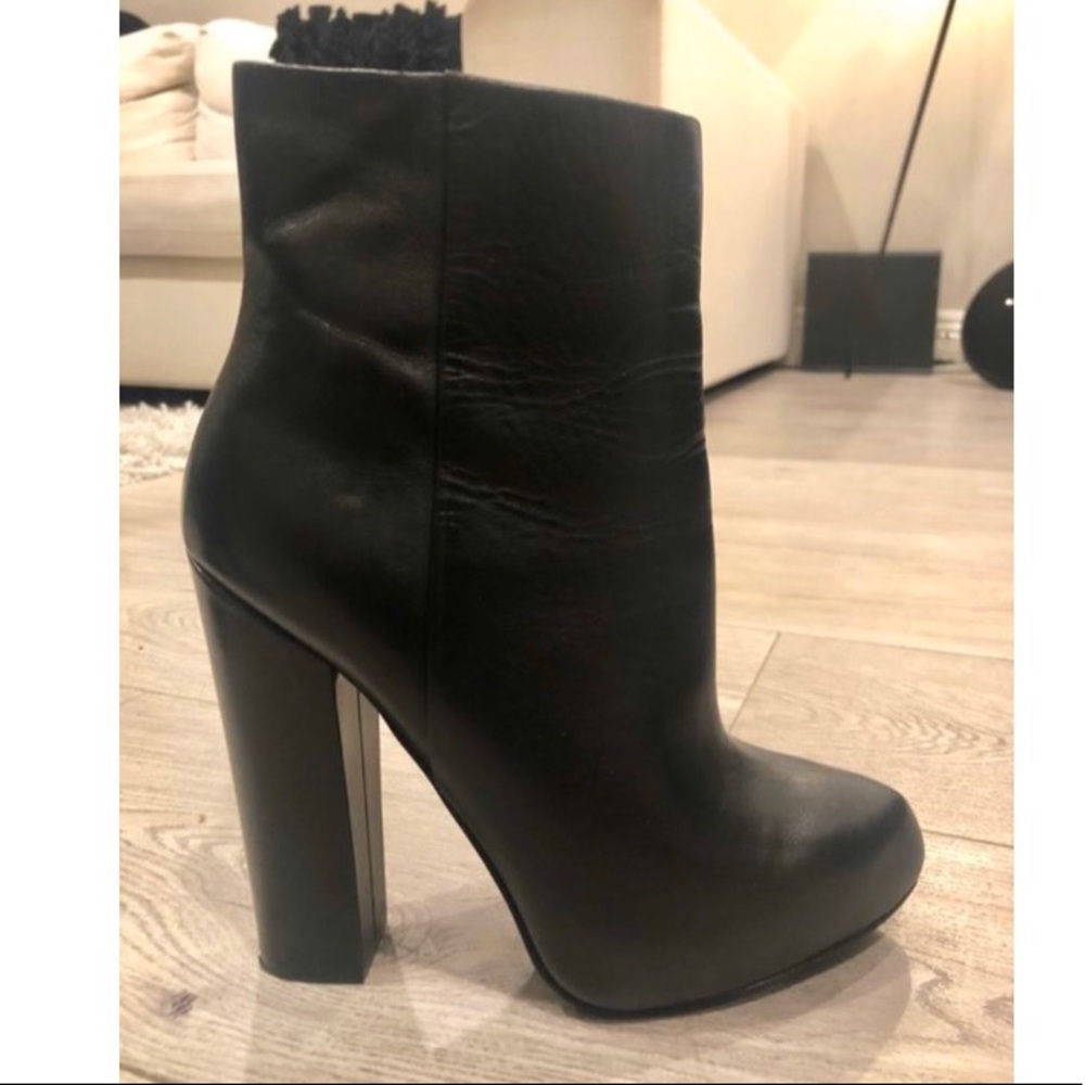 BRAND NEW ankle boot